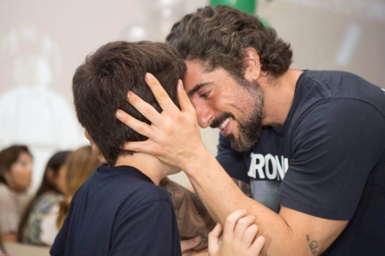 Marcos Mion faz barba do filho com autismo e emociona web; assista o vídeoDESTA