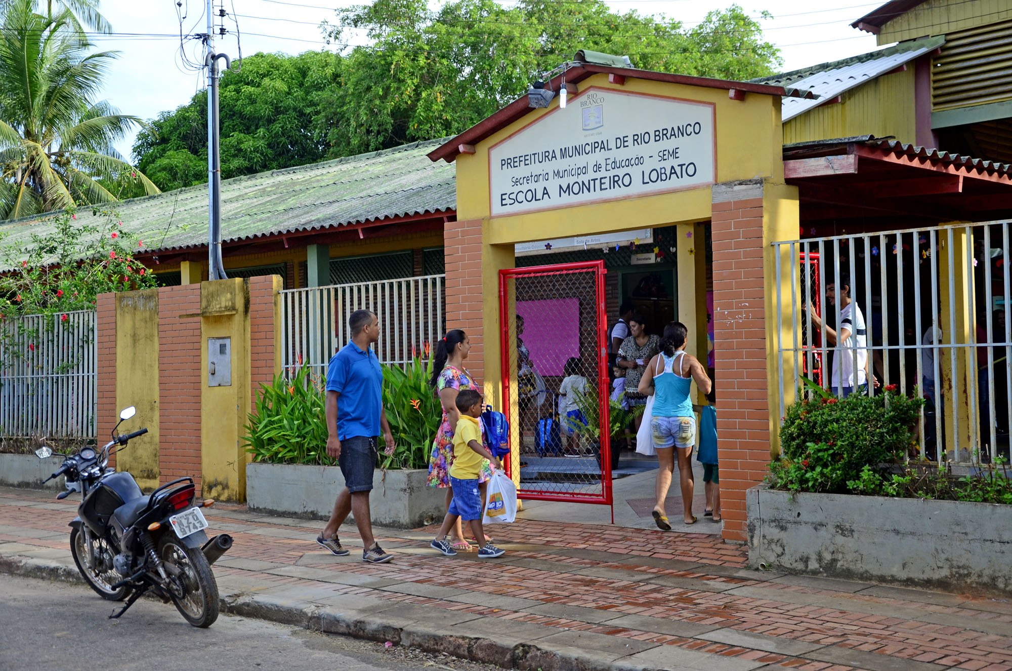 Prefeitura adquire material escolar para os educandos da rede municipal de ensino