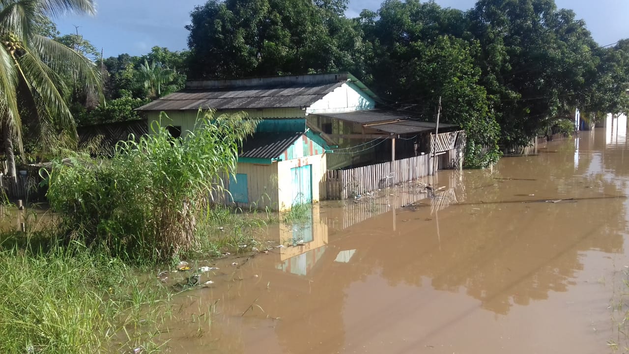 Casas ficam alagadas após chuva em Rio Branco e mais de 500 famílias são atingidas