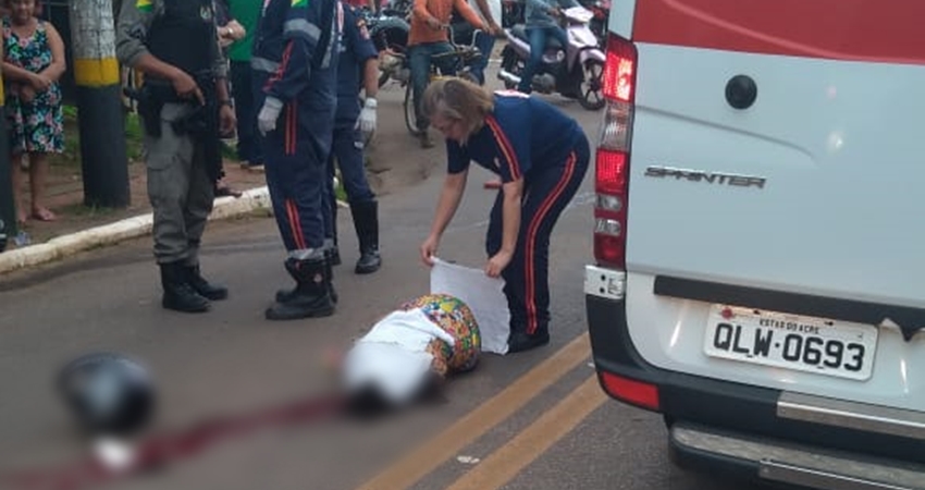Mulher morre após colisão entre moto e carro no cruzamento de cemitério na capital