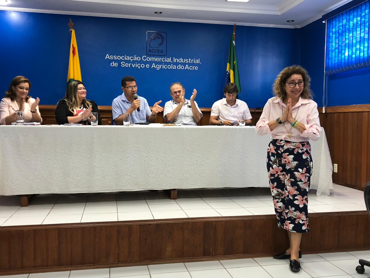 Siglia Abraão assume, interinamente, presidência da ACISA e é a primeira mulher no cargo