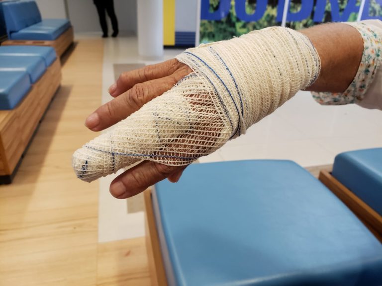 Mulher é espancada por assaltantes após ter moto roubada próximo ao Via Verde Shopping