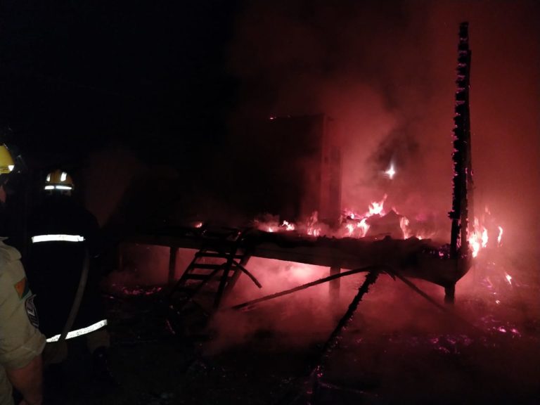 Casa fica completamente destruída após incêndio no bairro Wilson Ribeiro