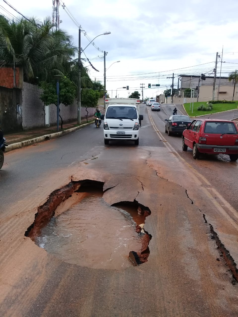 Cratera se abre na Rua Pernambuco após rompimento de adutora e deixa trânsito lento