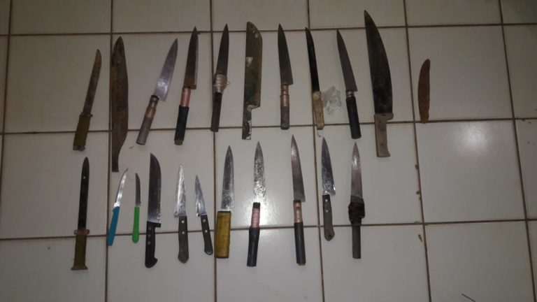 Durante revista, agentes penitenciários apreendem celulares, facas e drogas na FOC