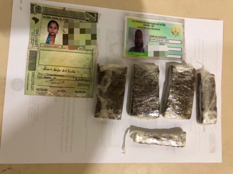 Agentes penitenciários prendem mulher tentando entrar em presídio com drogas no Acre
