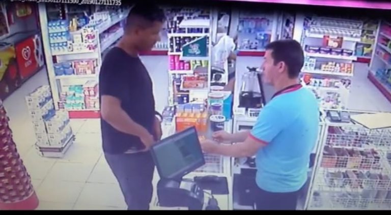 Vídeo: homem se passa por cliente e assalta drogaria na Vila Ivonete, em Rio Branco