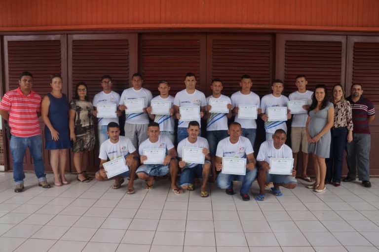 Instituto de Administração Penitenciária do Acre entrega certificado de Eletricista à 14 reeducandos