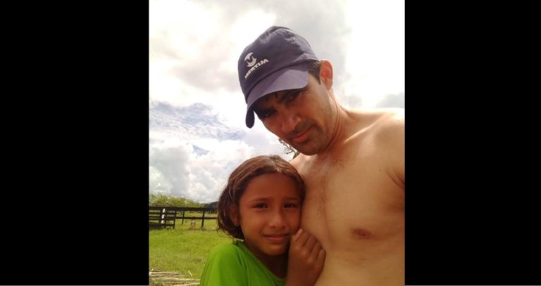 Bombeiro salva cinco adultos e uma criança após canoa naufragar no Rio Tarauacá