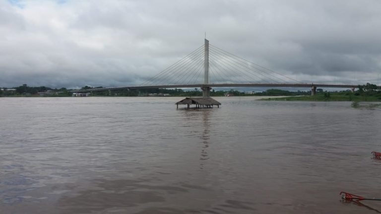 Rio Juruá se aproxima da cota de transbordamento e mais de 100 famílias estão sem energia