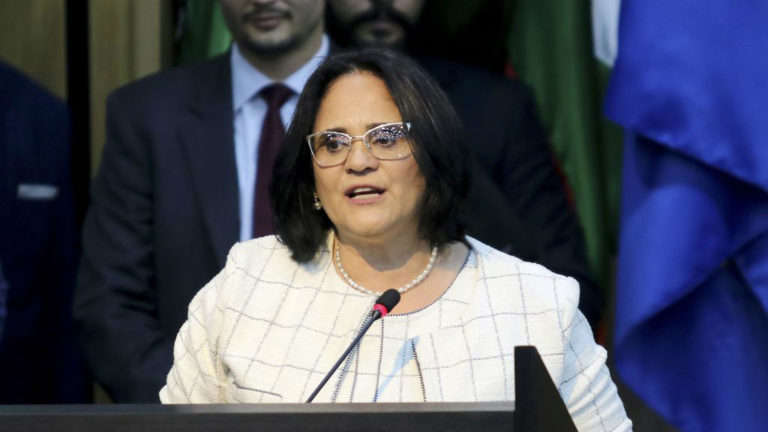 Nova idade para aposentadoria, apresentadora entrevista Damares vestida de azul: comece o dia informado