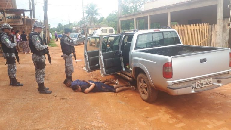 Caminhonete roubada que seria levada para Bolívia é recuperada pela PM, no interior