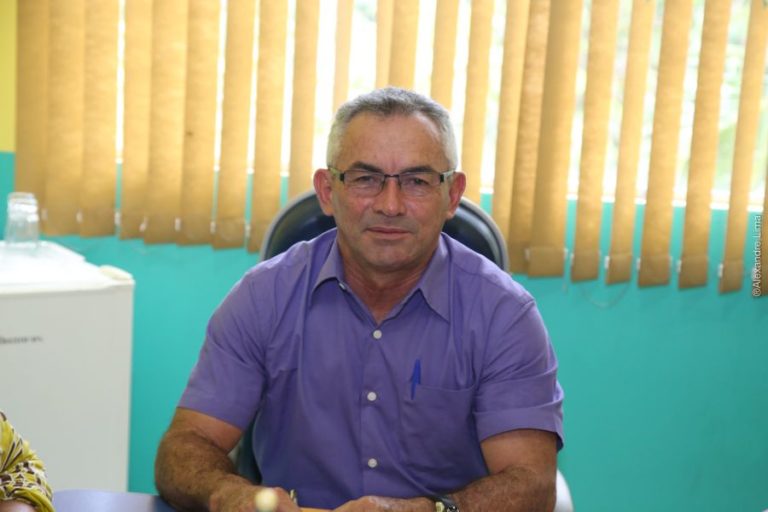 Homem invade gabinete para cobrar dívida e prefeito leva soco no rosto, em Assis Brasil