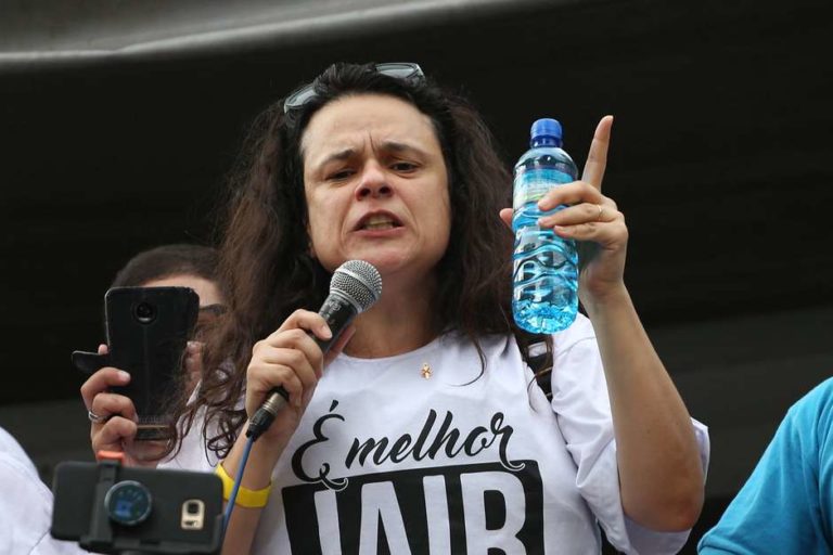 Reação de Flávio parece a de Aécio e a de Lula, diz Janaína Paschoal