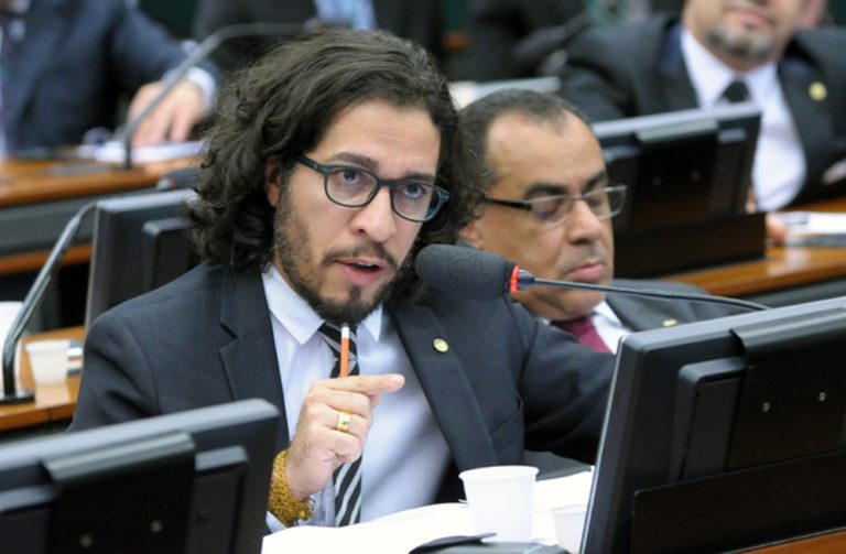 Jean Wyllys desiste de mandato como deputado federal: ‘Preservar a vida ameaçada’