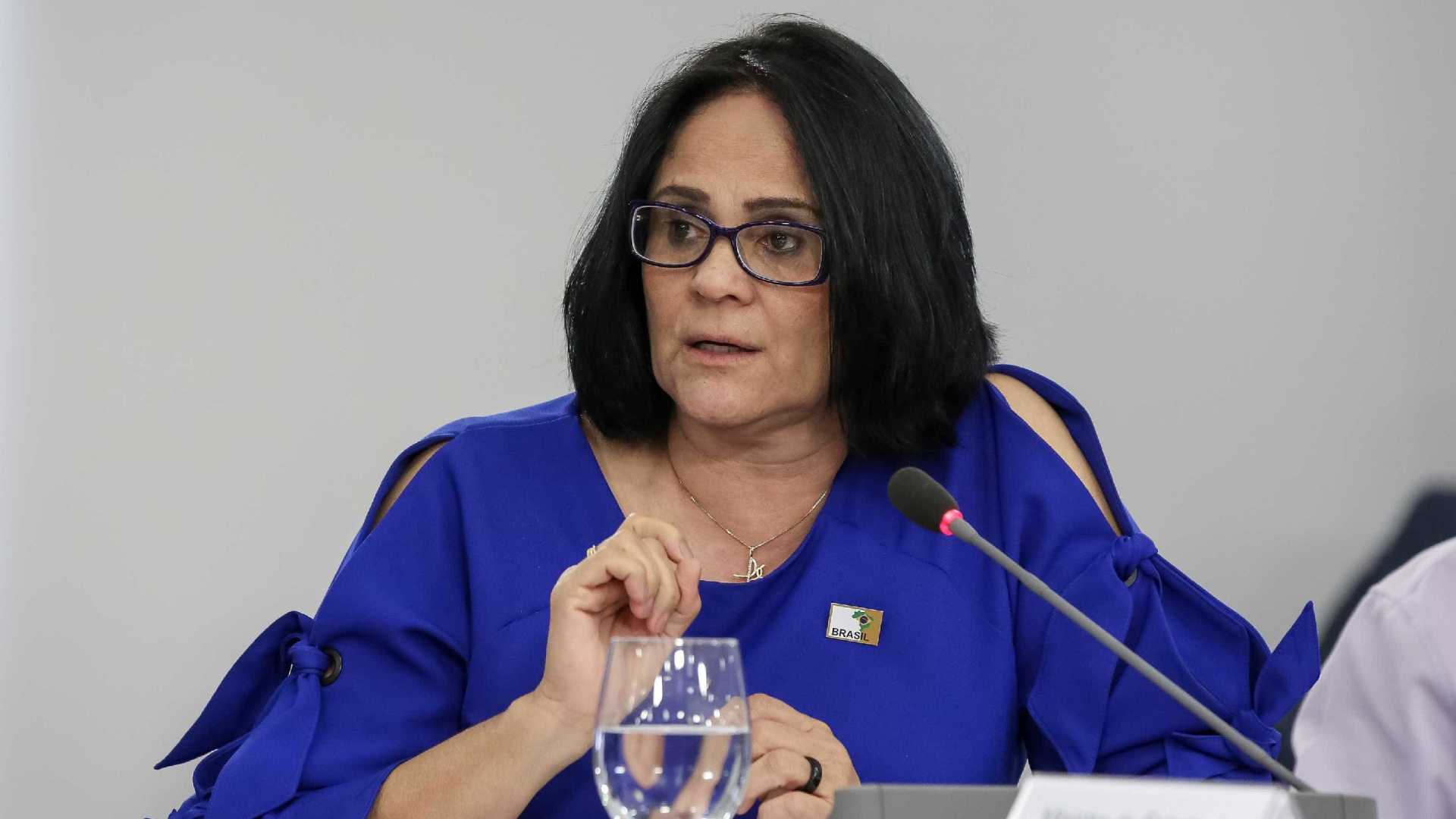 Busca por Damares no Google cresce 1.550% após fala sobre rosa e azul