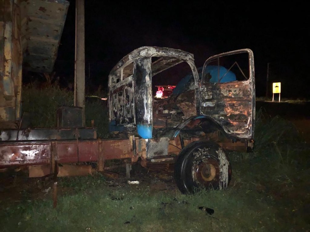 Caminhão pega fogo às margens da BR-364 e polícia acredita em incêndio criminoso