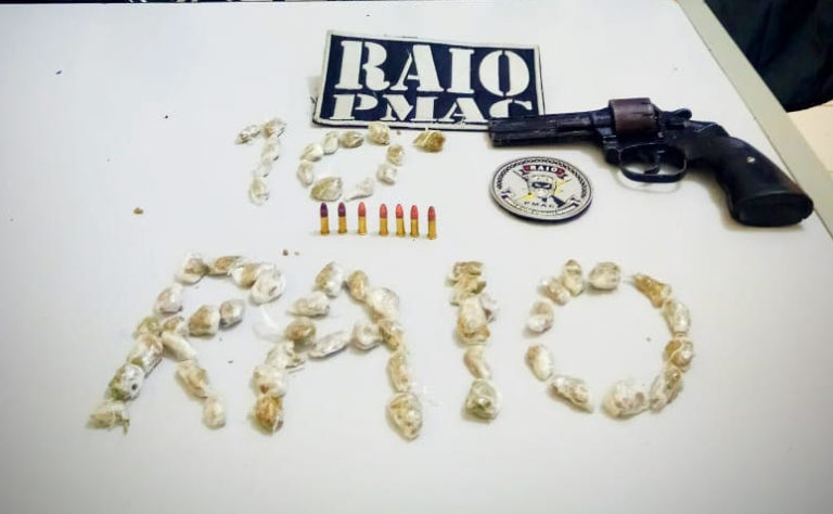Dupla é presa em flagrante portando arma de fogo e drogas em Brasileia