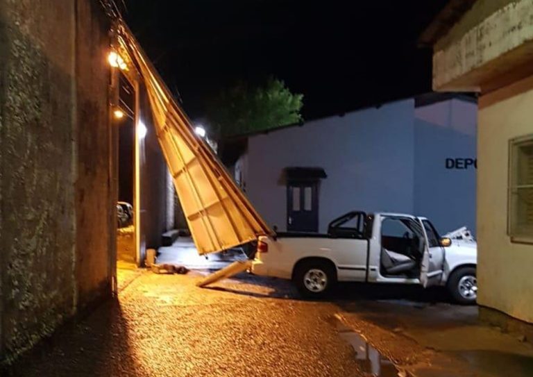 Criminosos arrombam portão de presídio com uma caminhonete e 17 presos fogem no RS