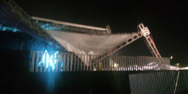 Parte da estrutura do palco cai durante show de Anitta no Ceará