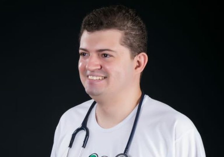 Autista se forma em medicina e cria projeto de inclusão em escolas 20 anos após professora dizer que ele não seria alfabetizado