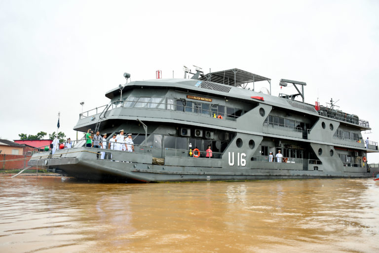 Navio-hospital da Marinha aporta em Cruzeiro do Sul para atender vítimas da cheia do Juruá