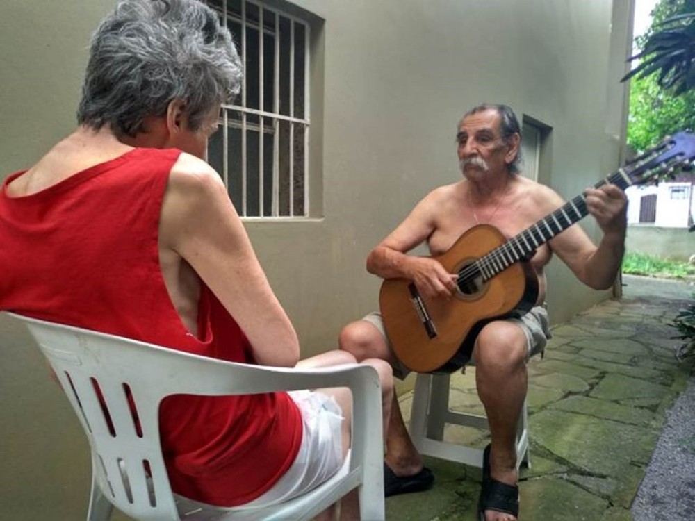 Alzheimer: o músico que faz serenata todos os dias para esposa diagnosticada com a doença