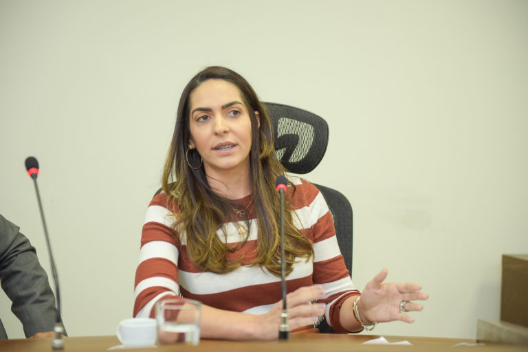 Internauta que difamou Ana Paula Cameli é condenada a fazer retratação e pagar sacolões