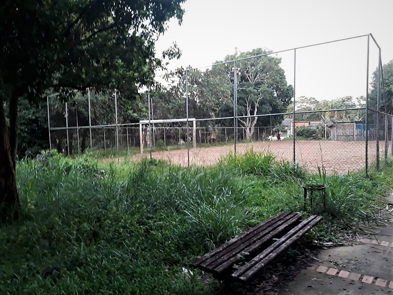 Abandonada há anos, quadra de esportes do Mocinha Magalhães deve ser reformada este mês