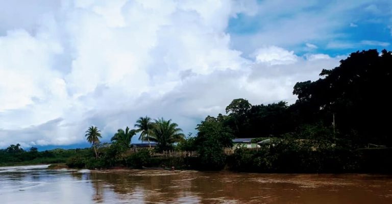 No interior, famílias deixam casas após risco de desbarrancamentos com vazante do Rio Juruá