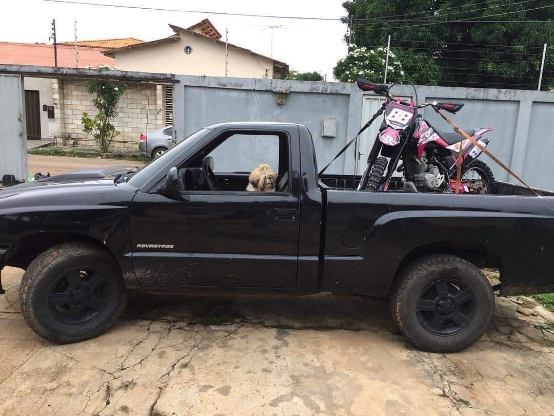 Na capital, bandidos armados invadem casa, fazem família refém e roubam caminhonete