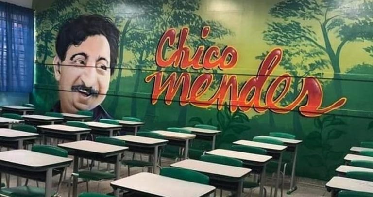 Grafite de Chico Mendes estampa parede de sala de aula em escola de São Paulo