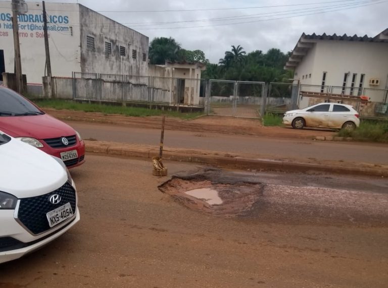 Buraco na rodovia AC-40 pode ter causado acidente entre carro e moto nesta quinta