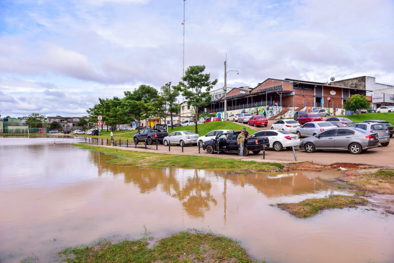 Rio Acre chega a 14,68 metros; quatro bairros atingidos e três famílias já deixaram suas casas