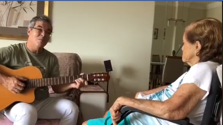 “Menos política e mais vida.Devo tudo a ela”, diz Jorge Viana ao publicar vídeo cantando para a mãe