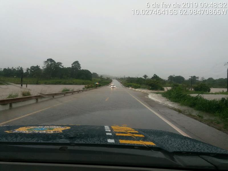 Trechos da BR-364 são interditados após forte chuva em Rondônia; veja o vídeo