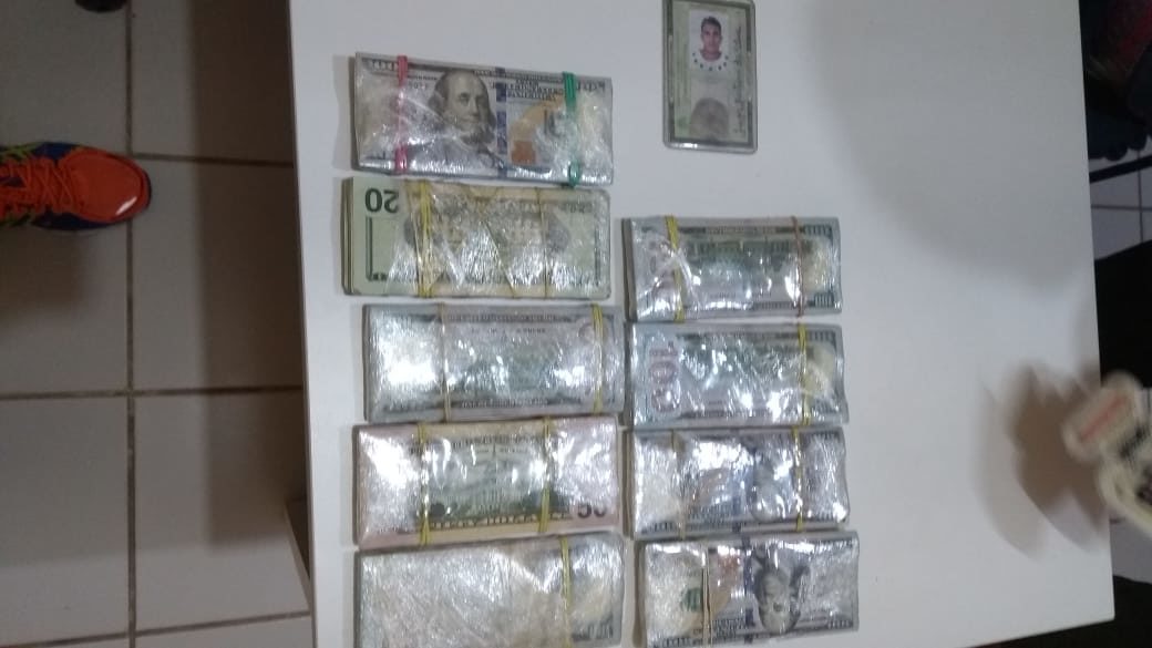Integrantes de facção criminosa são presos com 79 mil dólares em Cruzeiro do Sul