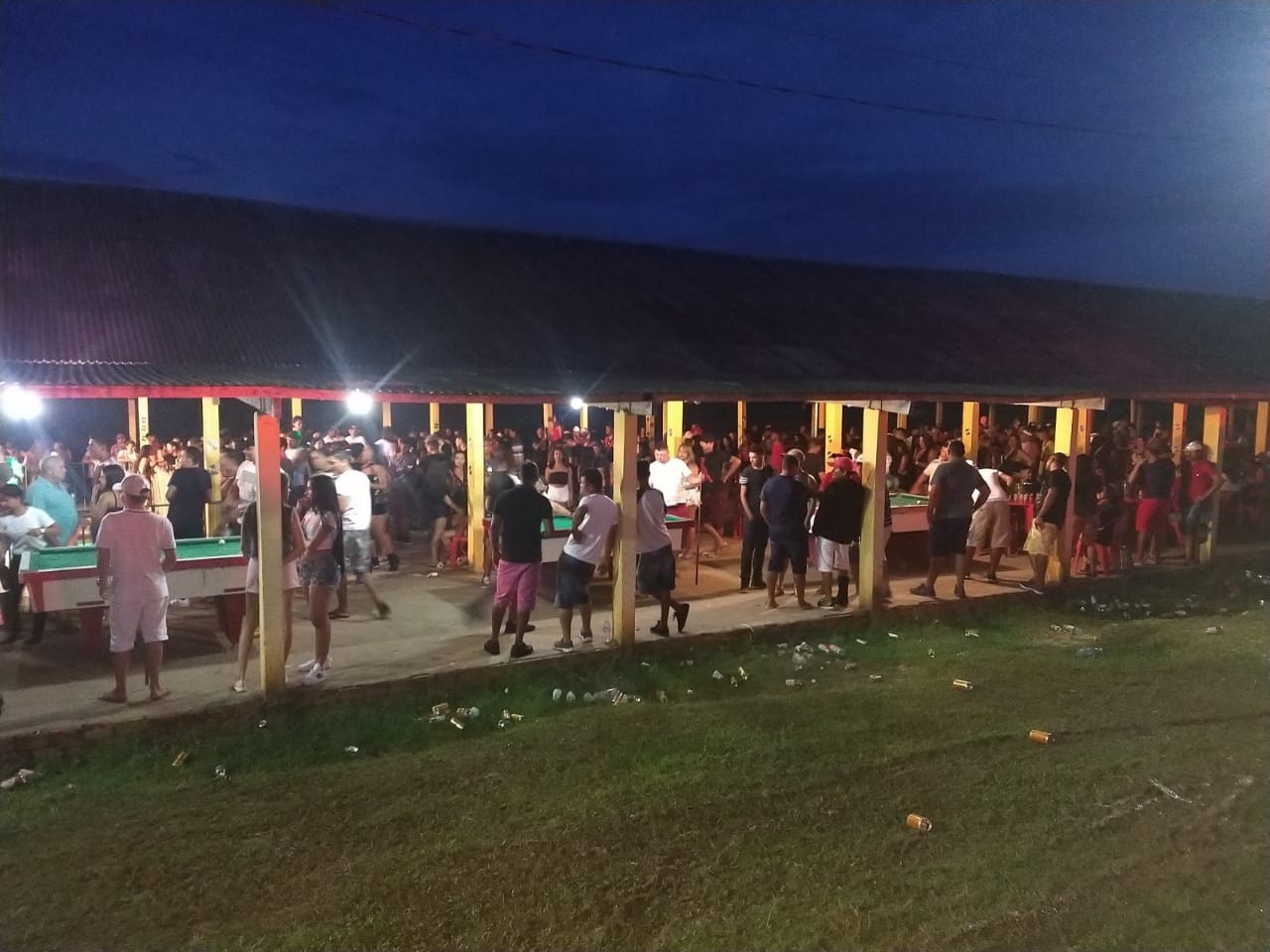 Polícia acaba com festa de facção no Ouro Verde regada a bebidas, drogas e prostituição; veja o vídeo