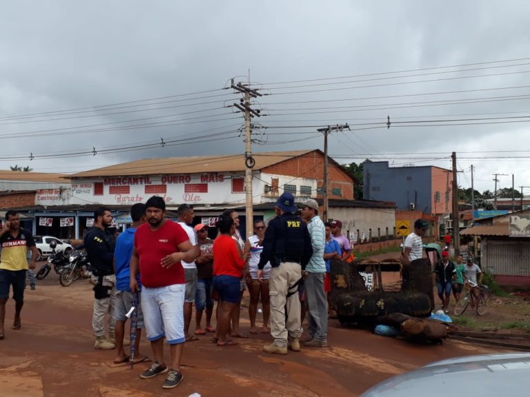 Reivindicando melhorias, moradores do bairro Belo Jardim interditam BR-364, em Rio Branco