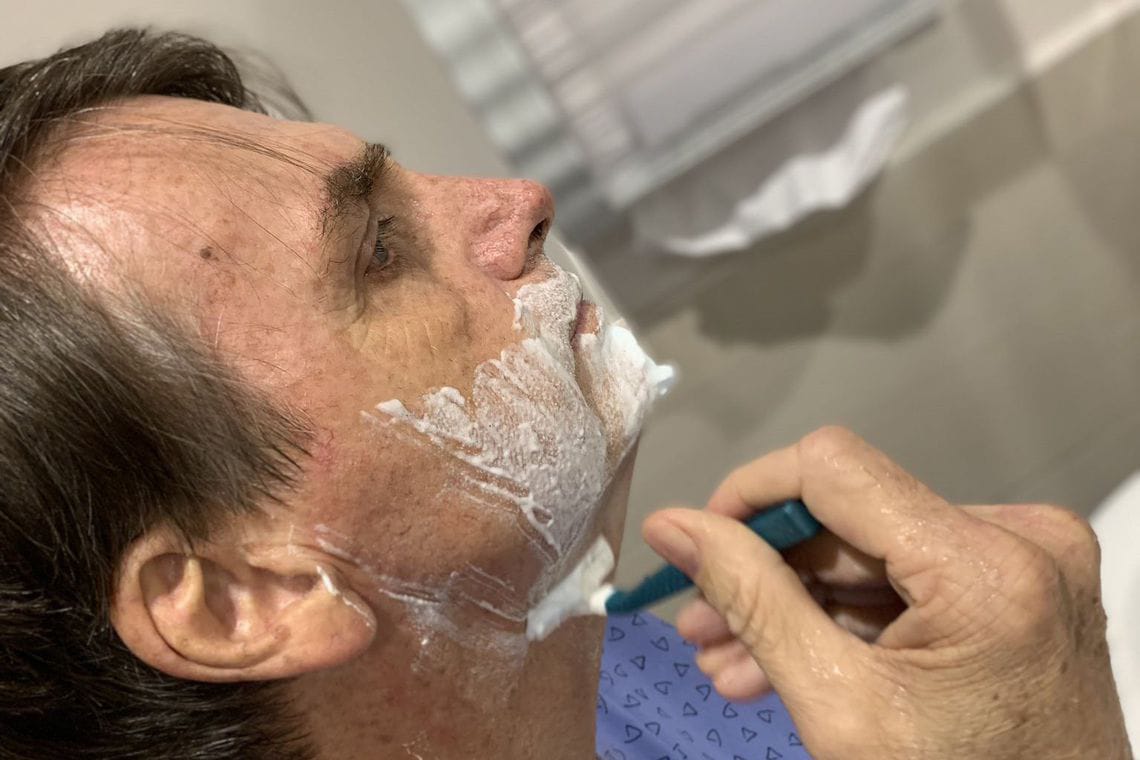 Bolsonaro apresenta melhoras e tem alta da Unidade Semi-Intensiva