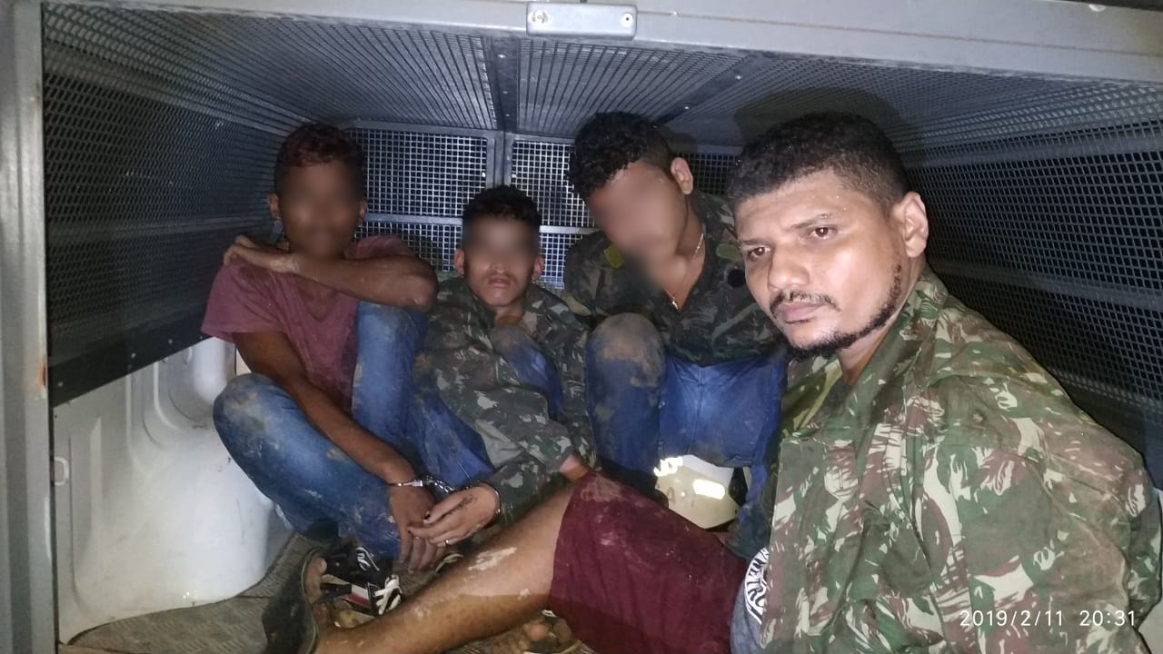 Homens vestidos com roupas do Exército são presos com armas após fazerem família refém na capital