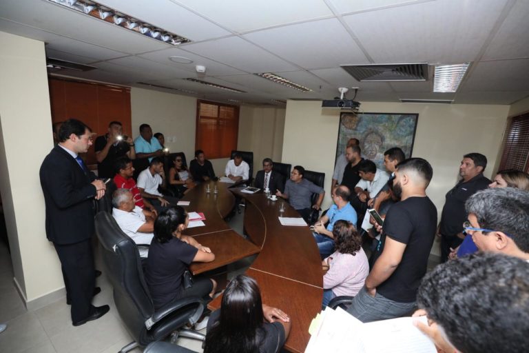 Produtores e vendedores de açaí pressionam vereadores e deputados para retomarem venda do produto na cidade