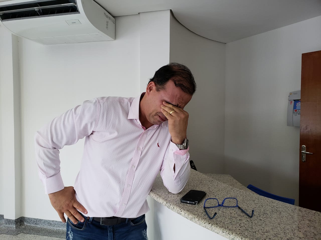 Presidente da Fundhacre chora ao falar da situação do hospital durante visita de senador
