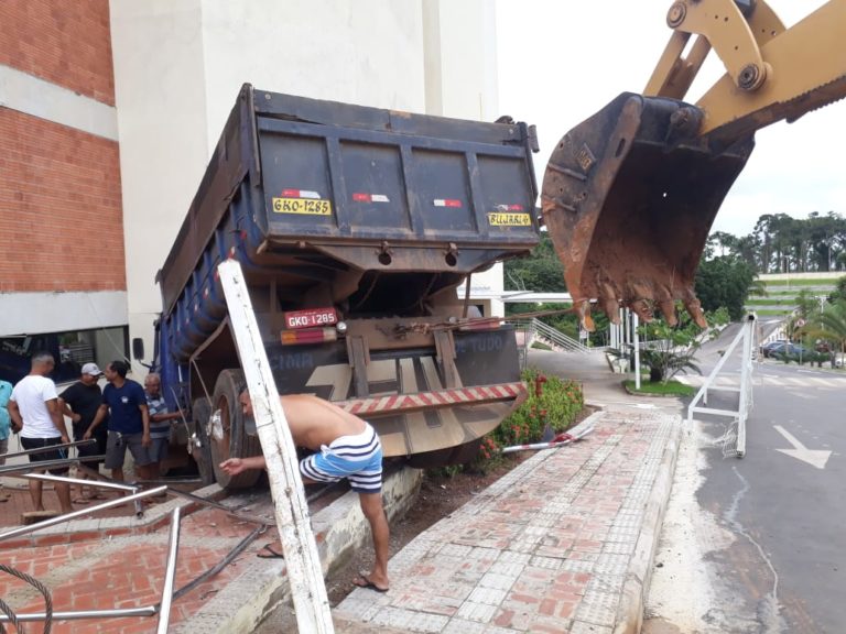 Motorista perde o controle de caçamba e acaba invadindo faculdade em Rio Branco