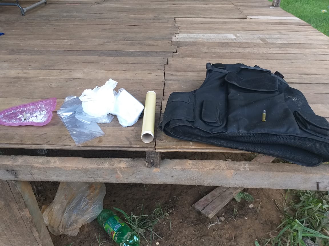 Monitorado por tornozeleira eletrônica é flagrado com drogas e colete balístico
