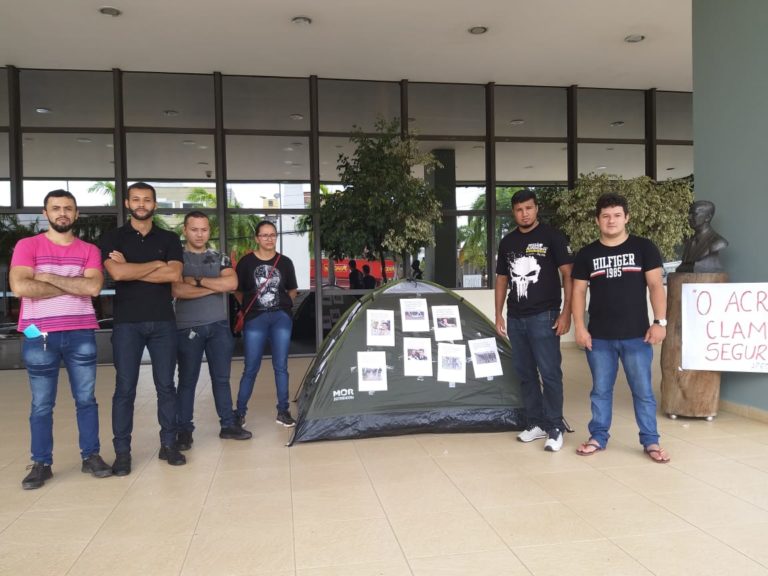 Acampados na Aleac, aprovados em concursos das polícias Civil e Militar exigem cronograma de convocação