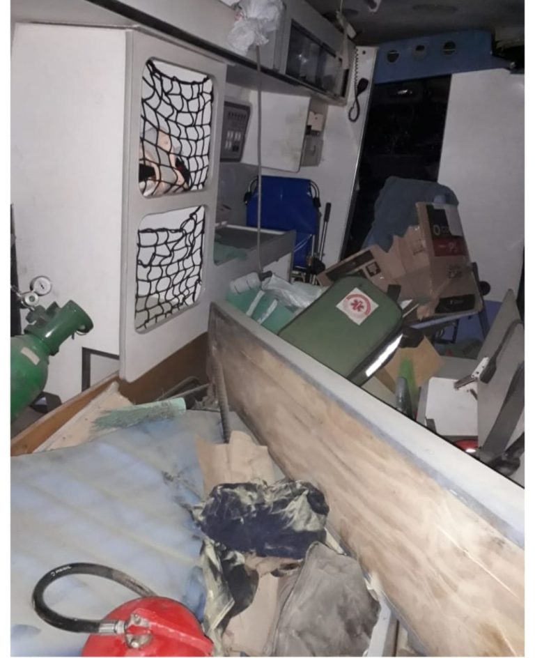 Ambulância de Feijó colide contra cavalo solto em estrada e veículo fica destruído