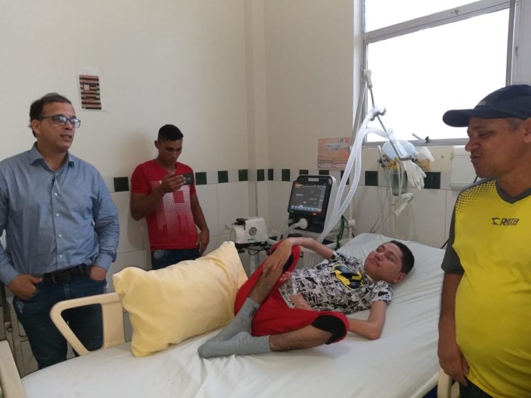 Após mais de dois anos internado, governo cede equipamento para paciente ser tratado em casa