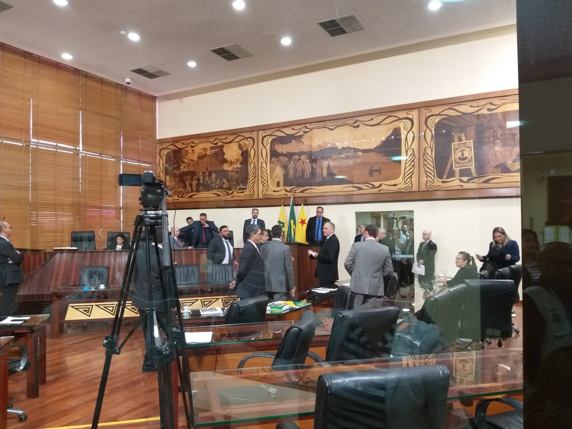 Deputados quase vão aos tapas na Aleac e são contidos por seguranças; veja vídeos