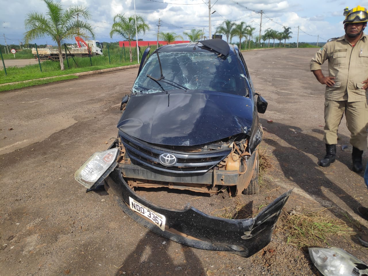 Motorista perde controle, carro bate em rotatória e capota na BR-364, em Rio Branco